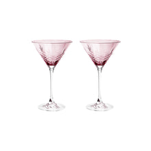 To fasettslipte krystallcocktailglass i rosa med skandinavisk design fra Frederik Bagger