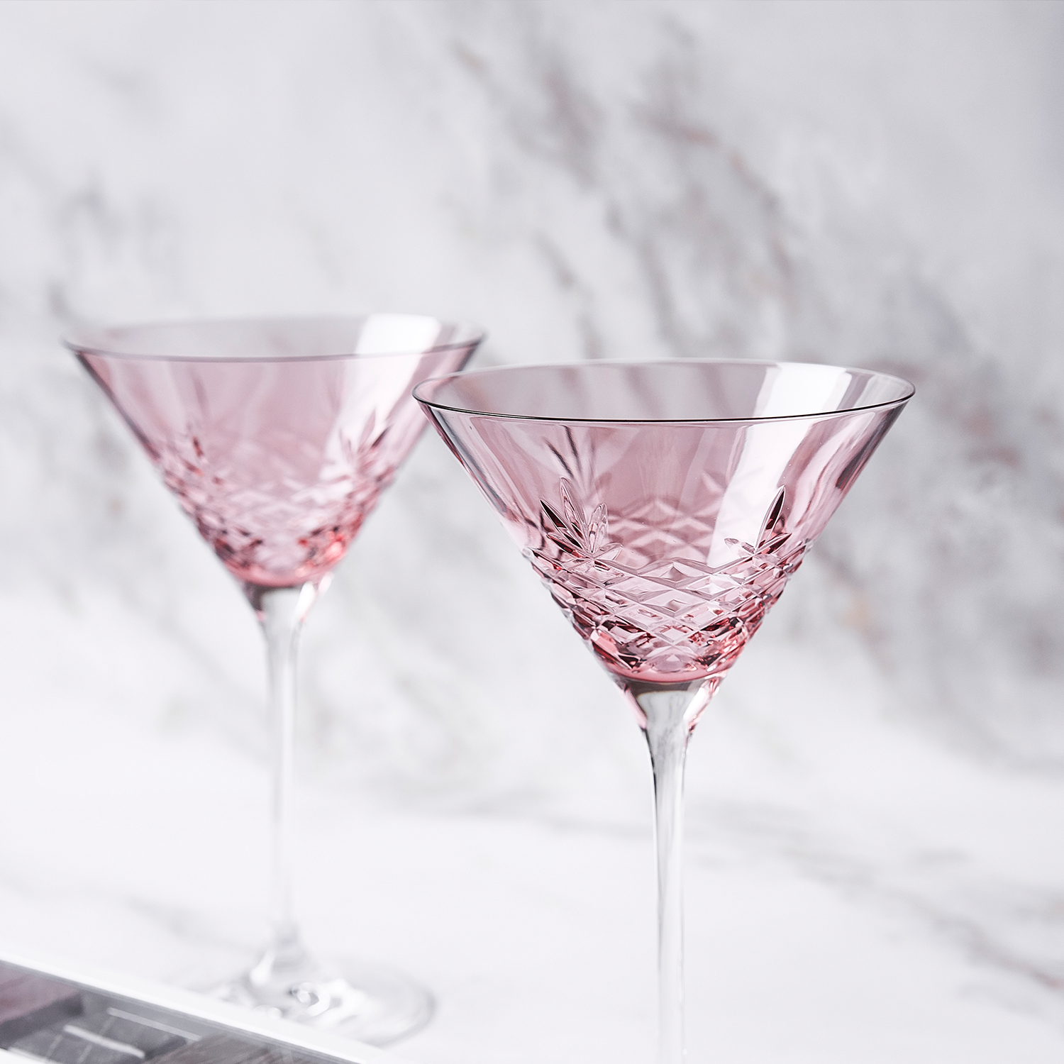 Skandinaviske håndslipte cocktailglass i rosa krystall med fasettslipning fra Frederik Bagger.