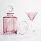 Fasettslipt rosa krystallkaraffel og cocktailglass med diamantmønster i skandinavisk design fra Frederik Bagger.