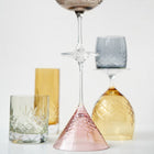 Fasettslipte krystallglass i fargene rosa, gul, blå og grønn med skandinavisk, minimalistisk design.