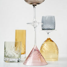 Fasettslipte krystallglass i fargene rosa, gul, blå og grønn med skandinavisk, minimalistisk design.