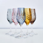 Skandinaviske vinglass med diamantmønster i klart, blått, rosa, gult og røykfarget glass fra Frederik Bagger.