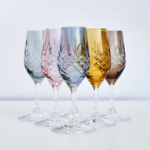 Skandinaviske vinglass med diamantmønster i klart, blått, rosa, gult og røykfarget glass fra Frederik Bagger.